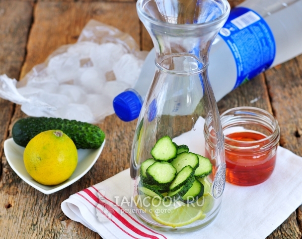 Положить в графин огурец и лимон