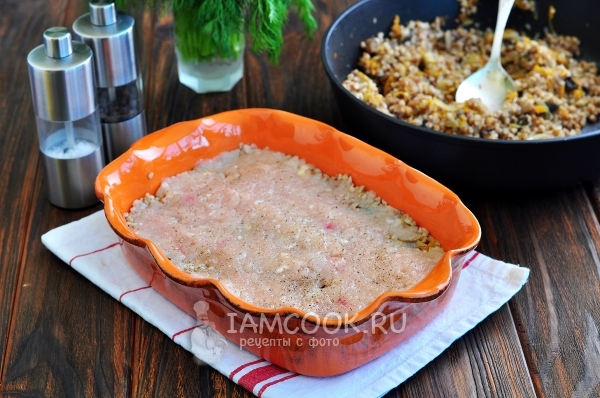 Положить на гречку фарш