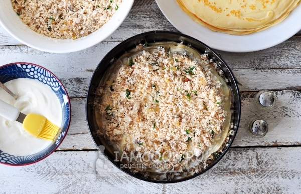 Положить на блин начинку