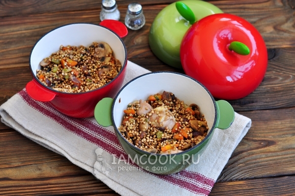 Положить гречку в горшочки