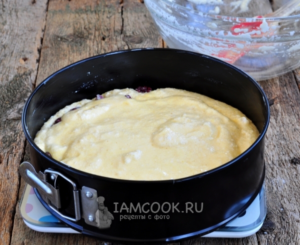 Залить вишню тестом