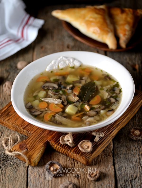 Фото грибного супа из шампиньонов на курином бульоне
