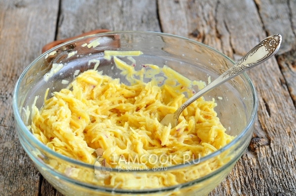 Размешать картофель с яйцами