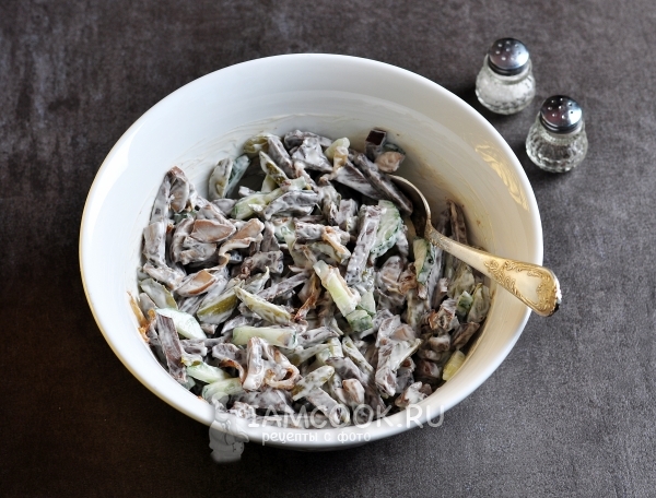 Добавить майонез и размешать