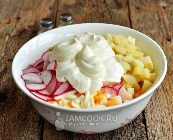 Положить сметану и майонез