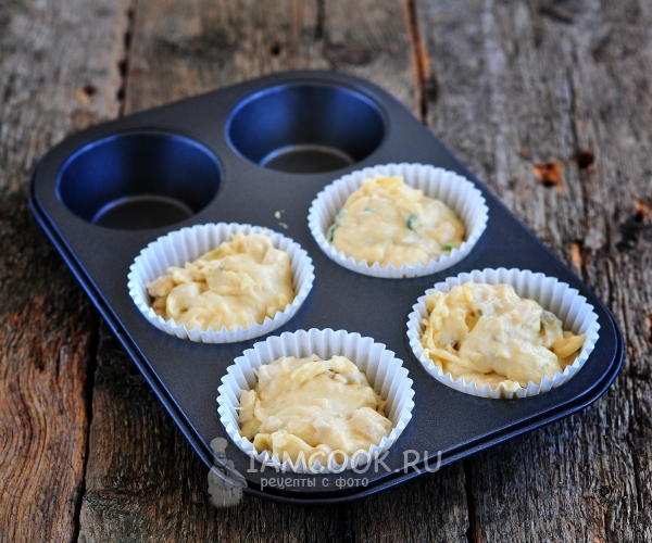 Переложить тесто в формочки