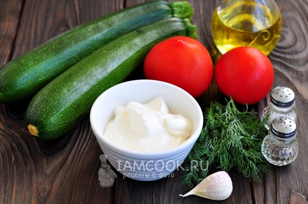 Ингредиенты для жареных кабачков с помидорами и чесноком на сковороде