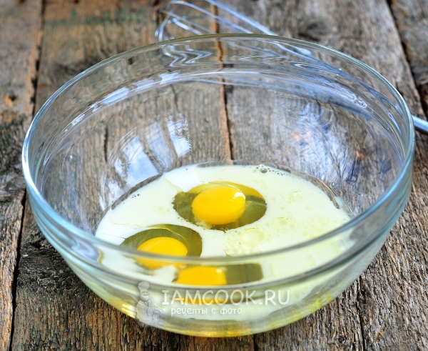 Соединить молоко, яйца и масло