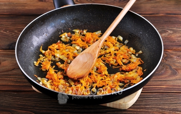 Обжарить лук с морковью