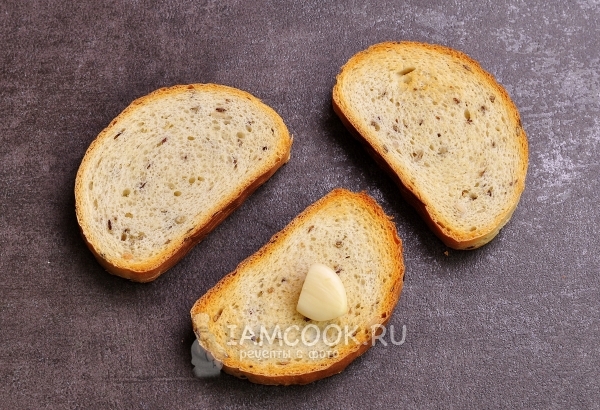 Натереть хлеб чесноком