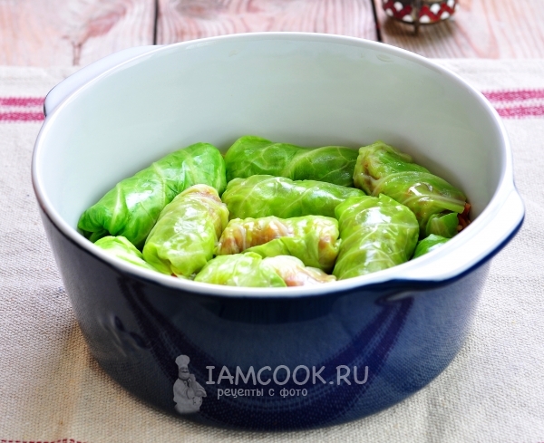 Положить голубцы в кастрюлю