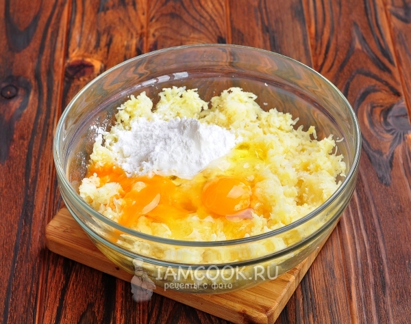 Соедиенить картофель, яйцо, крахмал и соль