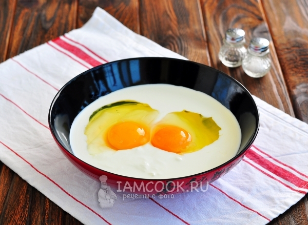 Соединить сметану, сливки и яйца