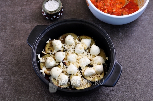 Посыпать пармезаном