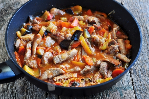 Добавить помидоры и перец