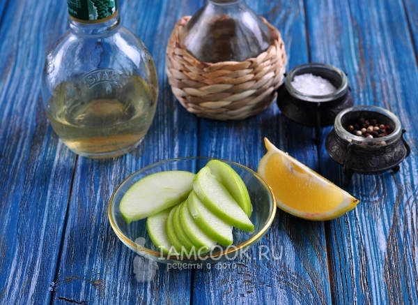 Сбрызнуть яблоко соком лимона