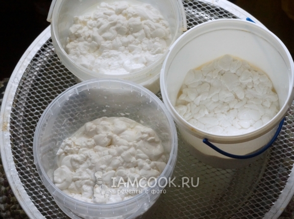 Утрамбовать сыр в формы