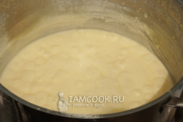 Влить сливки и уварить смесь