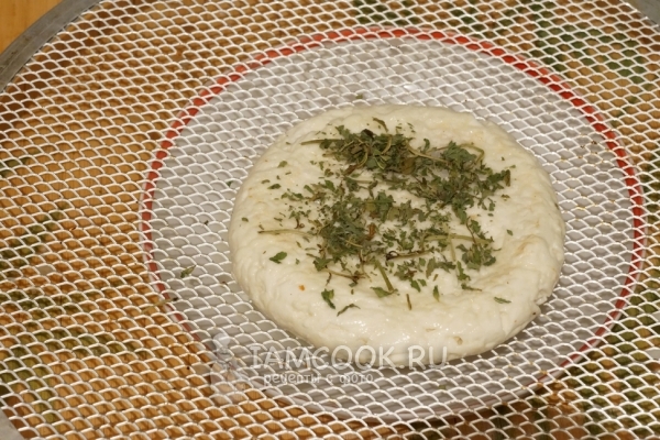 Посыпать сыр солью и травами