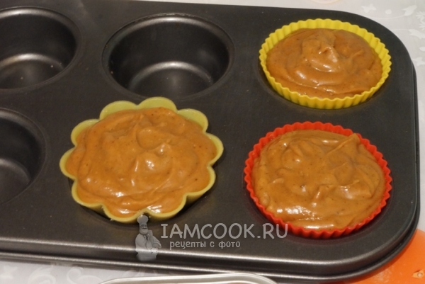 Разложить сырную массу в формочки