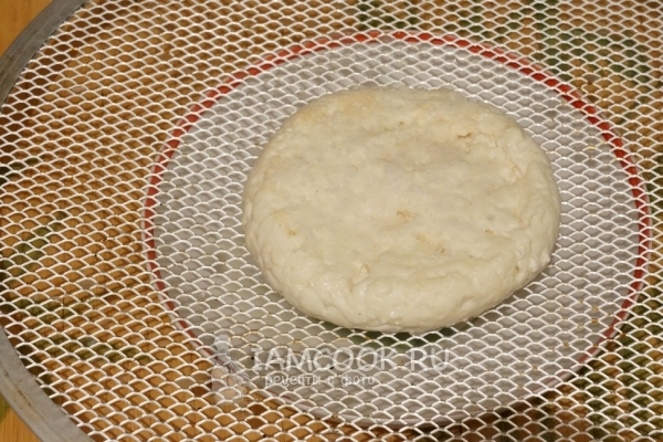 Положить сыр на решетку