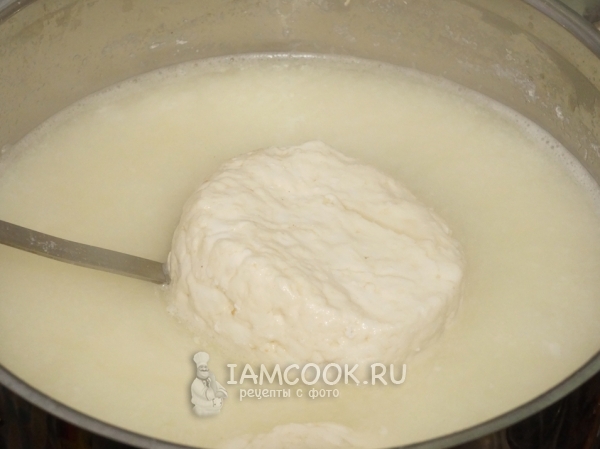 Положить сыр в нагретую сыворотку