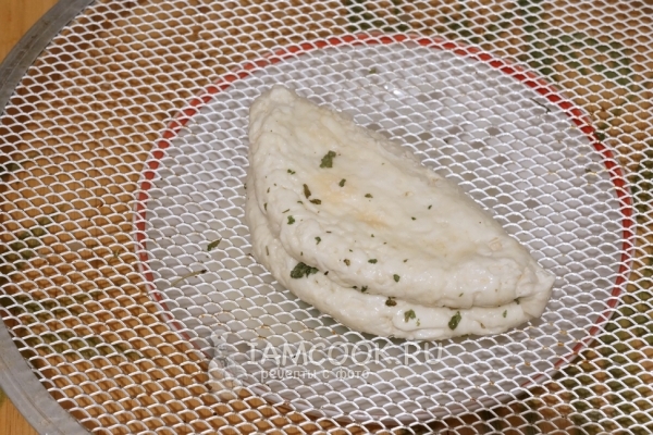 Сложить сыр пополам