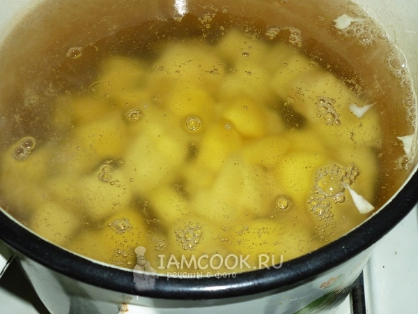 Положить картофель в воду