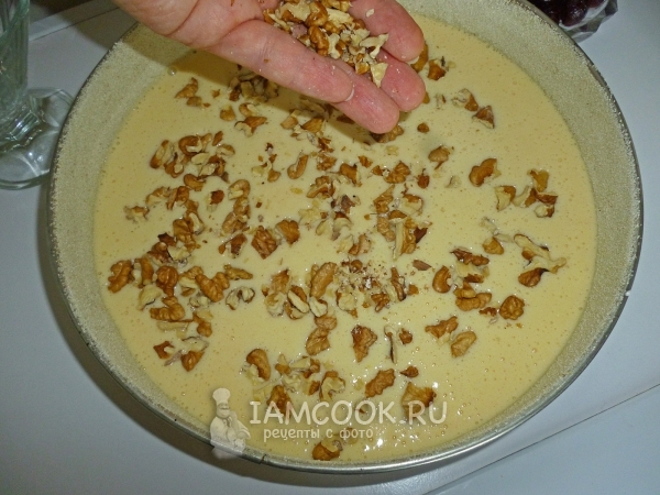 Посыпать грецкими орехами