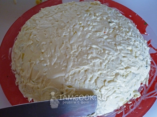 Смазать белки майонезом