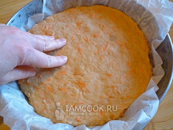 Положить тесто в форму