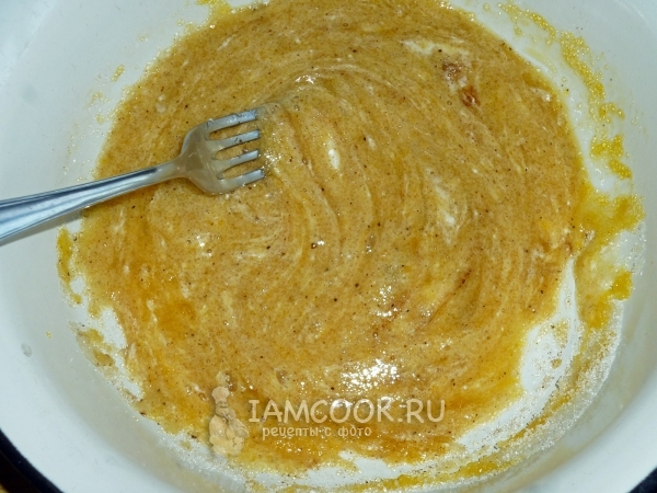 Соединить яйцо с сахаром, содой и специями