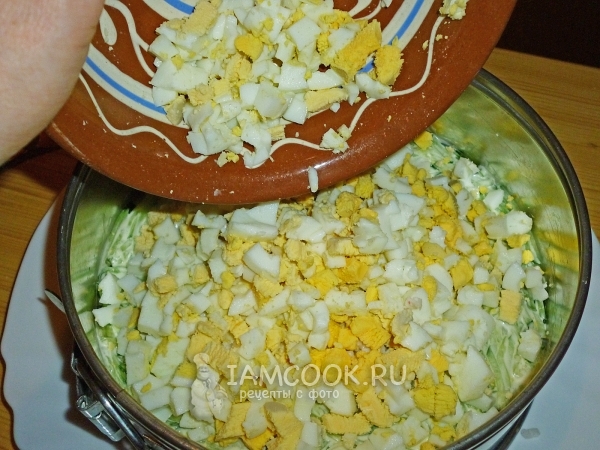 Выложить слой яиц