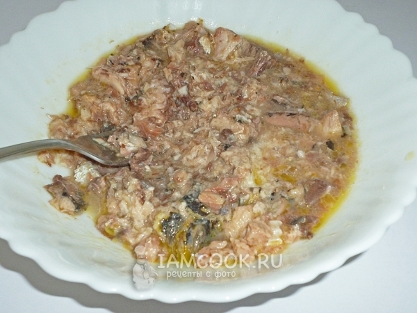 Размять сардину вилкой