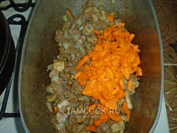 Положить морковь в утятницу