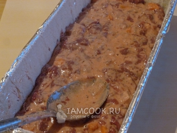 Выложить печеночную массу в форму