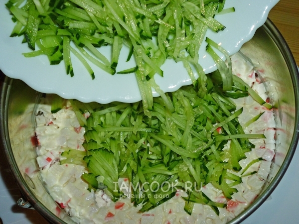 Выложить слой огурцов