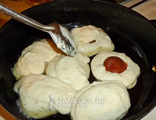 Положить на тесто абрикос