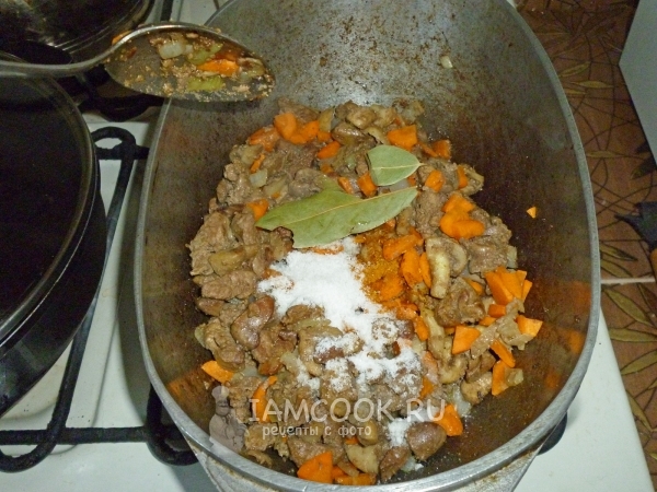 Добавить специи и соль