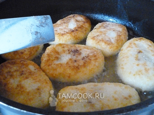 Обжариваем пирожки с другой стороны