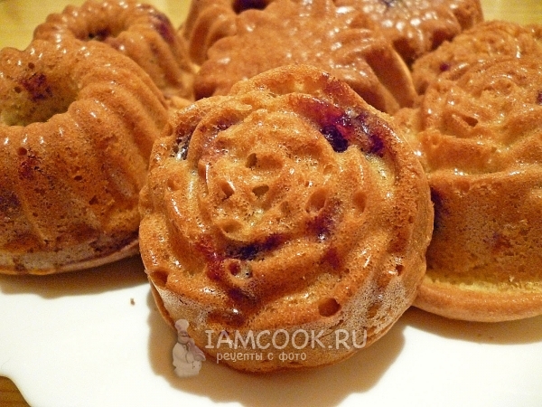 Готовые двухцветные кексики с вишней