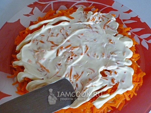 Смазать морковь майонезом