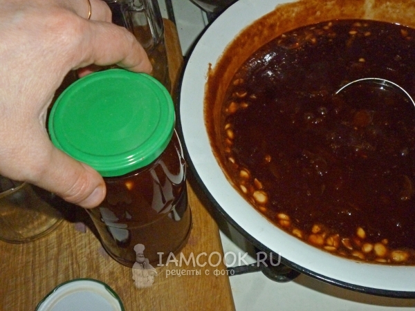 Закрыть банки крышками