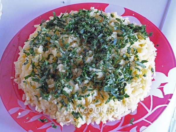 Посыпать салат зеленью