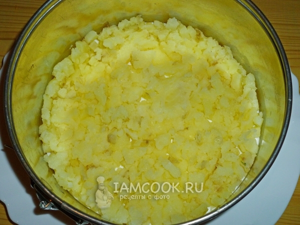 Выложить в формовочное кольцо слой картофеля
