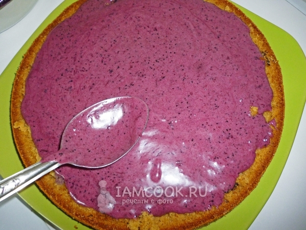 Смазать корж кремом