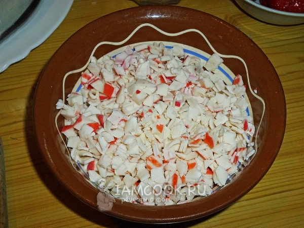 Порезать крабовые палочки