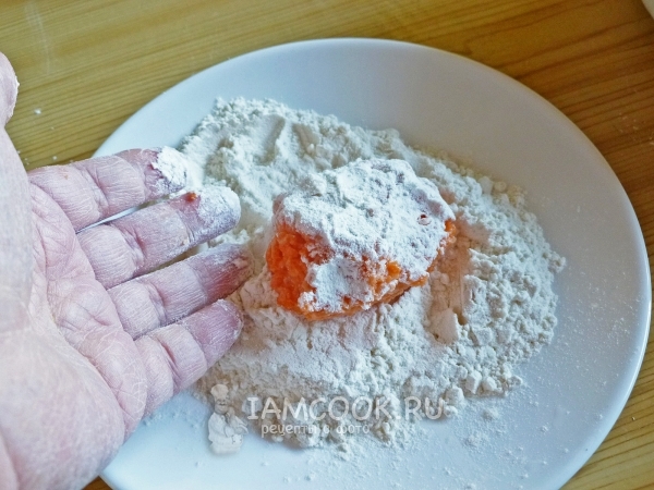 Обвалять морковные котлеты в муке