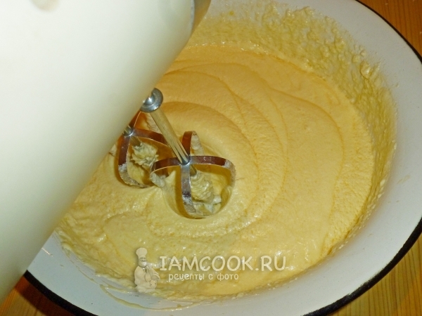 Соединить яичную массу с масляной