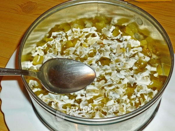 Смазать огурцы майонезом